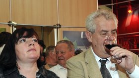 Ivana Zemanová a Miloš zeman v roce 2009 na degustaci vín