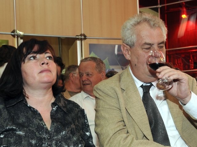 Ivana Zemanová a Miloš zeman v roce 2009 na degustaci vín