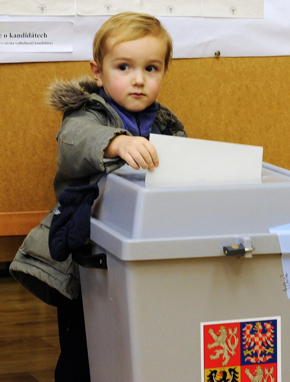 Nejmladší „volička“ v Česku vhodila do urny hlas své maminky v Praze na Smíchově.