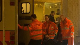 Záchranáři odvážejí novináře Milana Rokytku z volebního štábu Miloše Zemana (27. 1. 2018). Podle mluvčí záchranky sehrál roli v jeho stavu alkohol