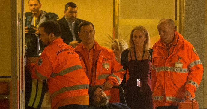 Záchranáři odvážejí novináře Milana Rokytku z volebního štábu Miloše Zemana (27. 1. 2018). Podle mluvčí záchranky sehrál roli v jeho stavu alkohol.