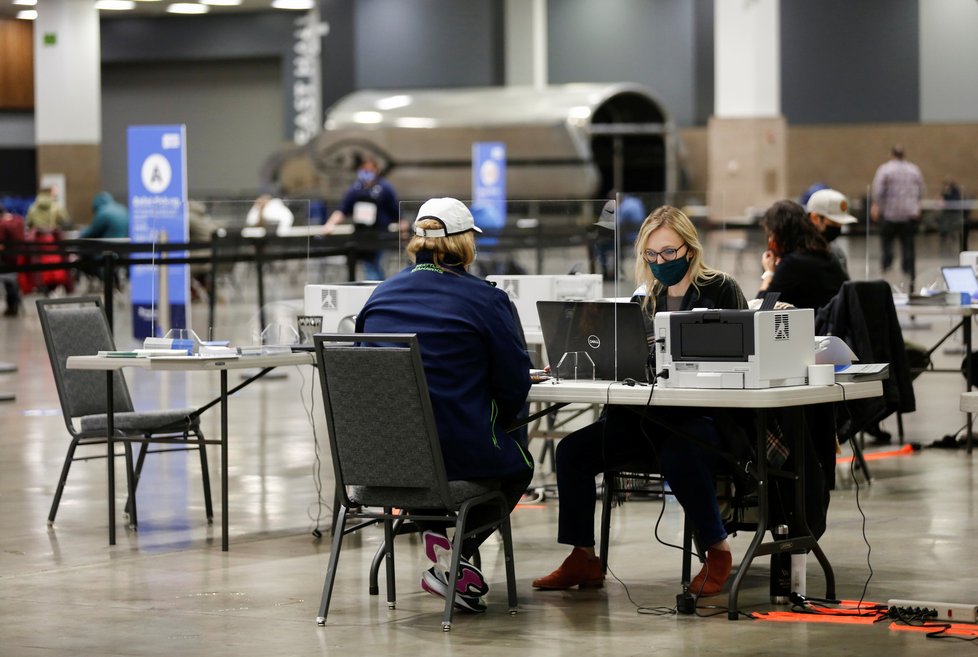 Prezidentské volby v USA: Ve volebních místnostech se kvůli koronaviru musela dodržovat speciální opatření, takhle to vypadala na jednou z volebních míst v Seattlu.