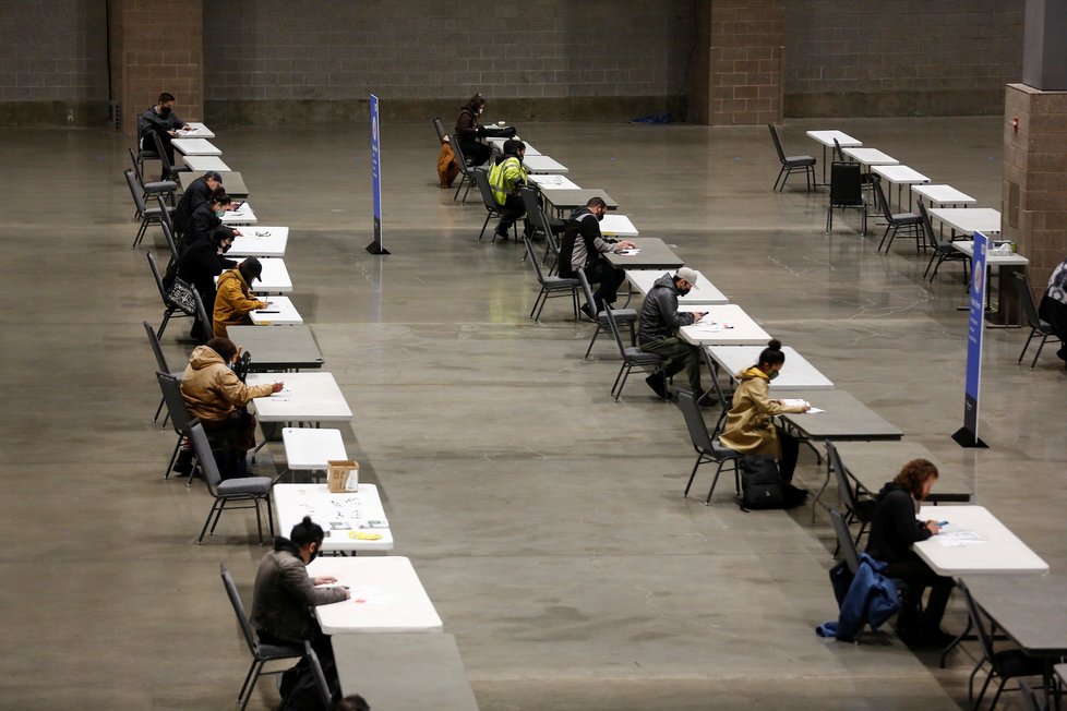 Prezidentské volby v USA: Ve volebních místnostech se kvůli koronaviru musela dodržovat speciální opatření, takhle to vypadala na jednou z volebních míst v Seattlu.