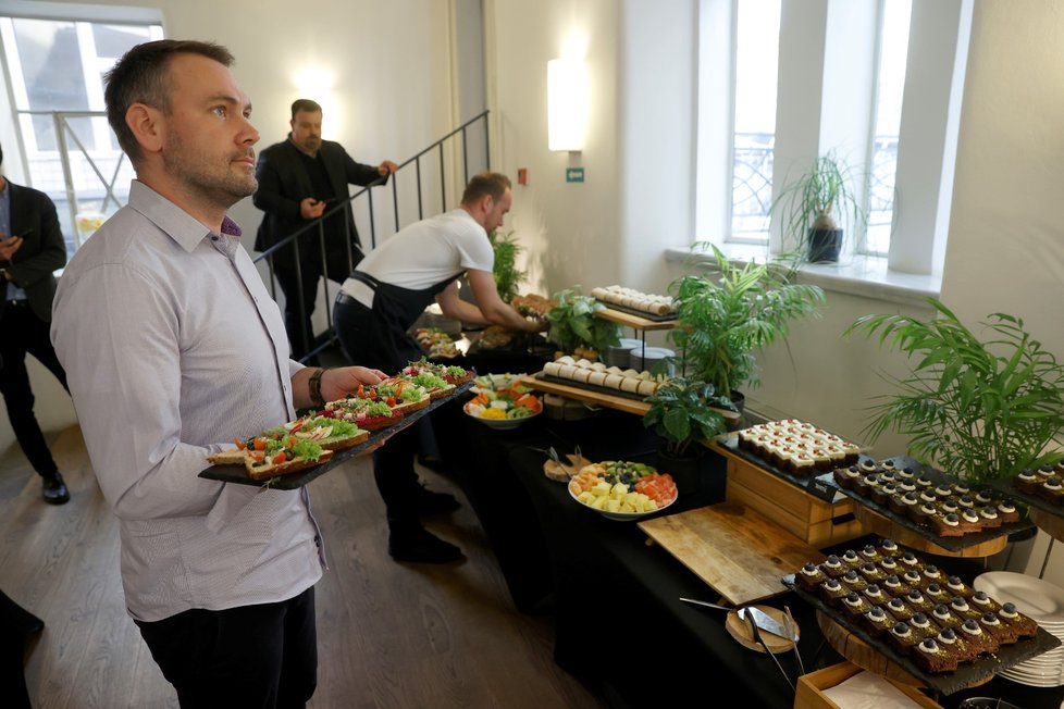 Prezidentské volby 2023: Ve volebním štábu generála je k dispozici například bageta, jednohubky, mrkvový dort, čokoládové brownies a ovocná mísa (14.1.2023)