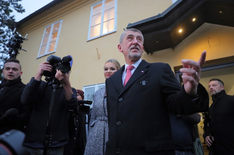 Prezidentské volby 2023: Kandidát na prezidenta Andrej Babiš (ANO) v Průhonicích odvolil po boku manželky (27.1.2023)