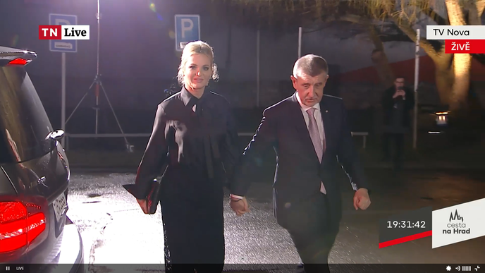 Andreje Babiše do debaty na TV Nova doprovodila jeho žena Monika.