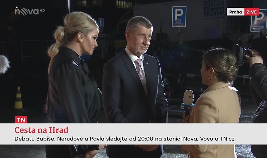 Andreje Babiše do debaty na TV Nova doprovodila jeho žena Monika.