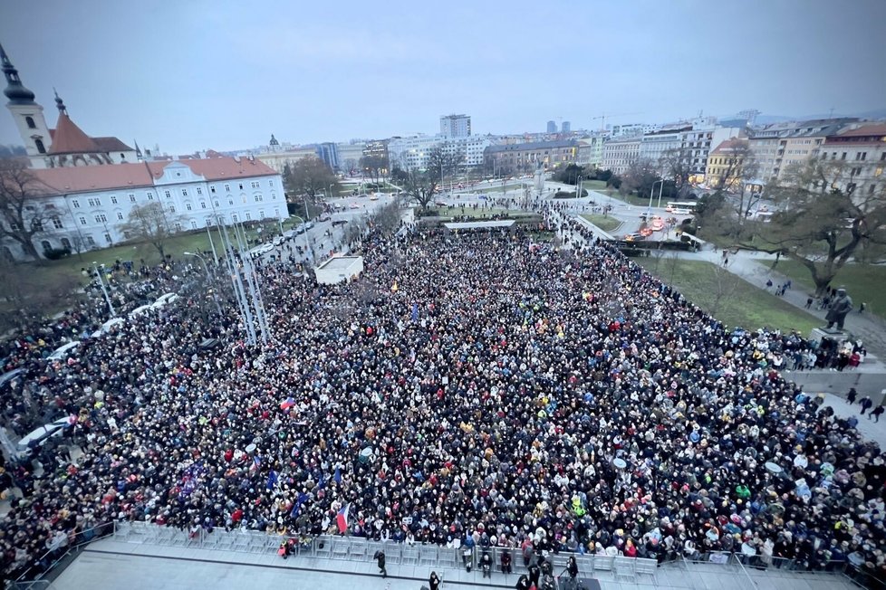 Pavel v Brně: Mohutné davy a skandování. A policie musela dočasně uzavřít dopravu