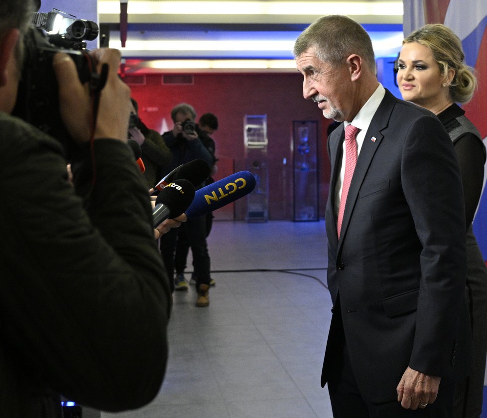 Andrej Babiš s manželkou Monikou před debatou na Nově (26. 01. 2023)