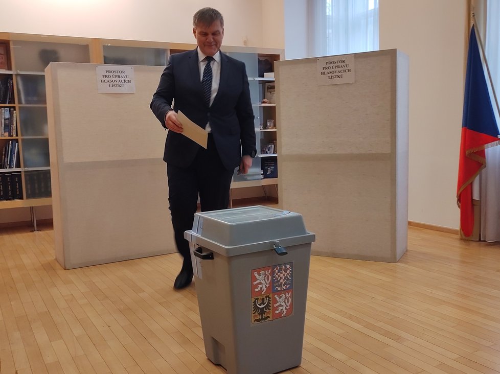 Český velvyslanec na Slovensku Rudolf Jindrák hlasuje ve druhém kole českých prezidentských voleb, 27. ledna 2023, Bratislava.