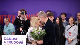Prezidentské volby 2023: Danuše Nerudová během tiskové konference se svým manželem (14. 1. 2023)