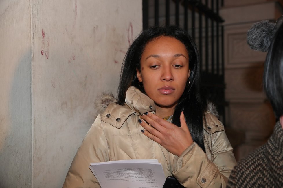 Ukrajinská aktivistka Anželina Diašová, která při prezidentských volbách napadla prezidenta Miloše Zemana, si od soudu odnesla rozsudek tříměsíčního vězení s roční podmínkou.
