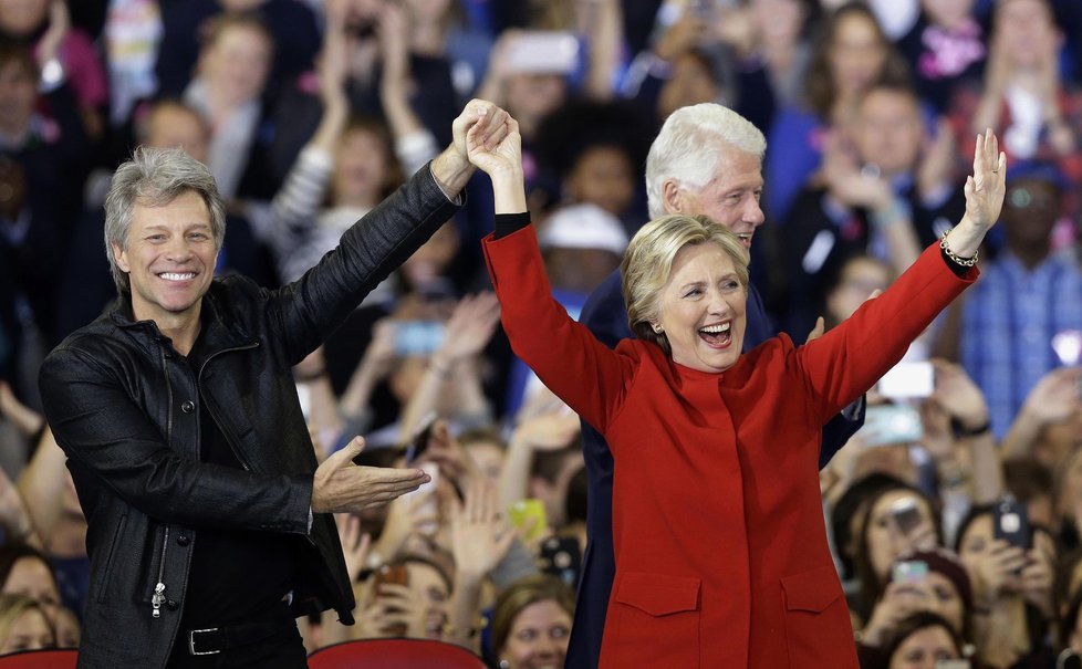 Hillary Clintonová žije se svým manželem, exprezidentem USA Billem Clintonem, na předměstí New Yorku