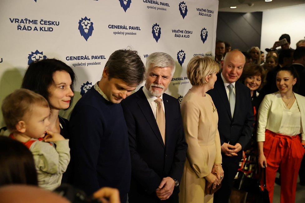 Prezidentské volby 2023: Petr Pavel přijímá gratulace od neúspěšných kandidátů Nerudové, Fischera a Hilšera. (28. 1. 2023)