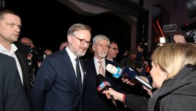 Prezidentské volby 2023: Do štábu Petra Pavla  zavíral i premiér Petr Fiala (28. 1. 2023)
