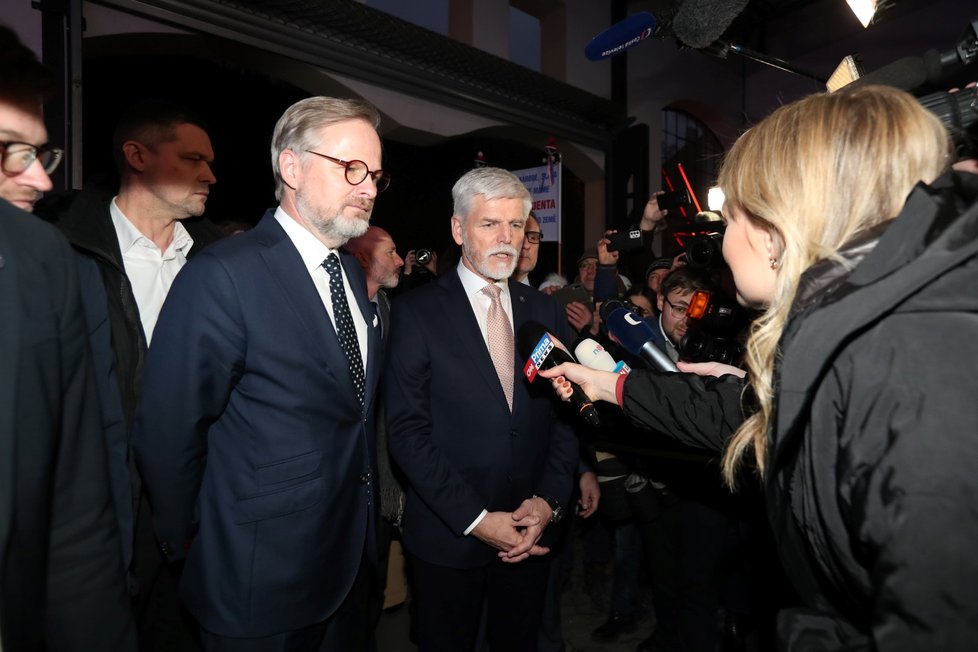 Prezidentské volby 2023: Do štábu Petra Pavla  zavítal i premiér Petr Fiala (28. 1. 2023).