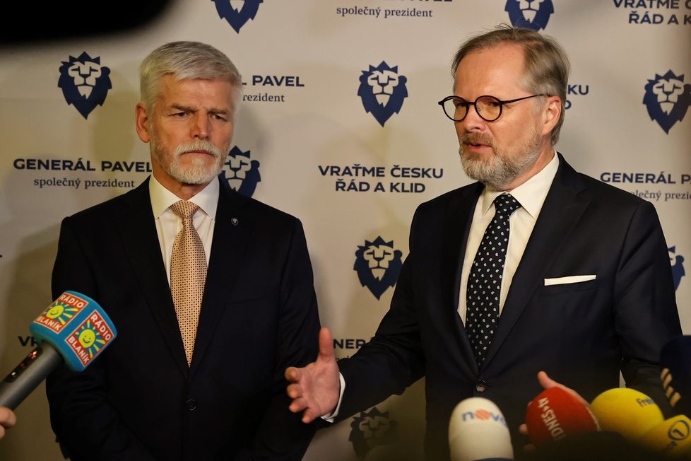 Prezidentské volby 2023: Do štábu Petra Pavla  zavítal i premiér Petr Fiala (28. 1. 2023).