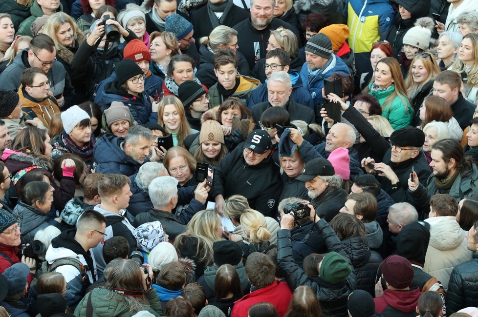 Spousta fanoušků si v Ústí chtělo Petra Pavla vyfotit (17. 1. 2023).
