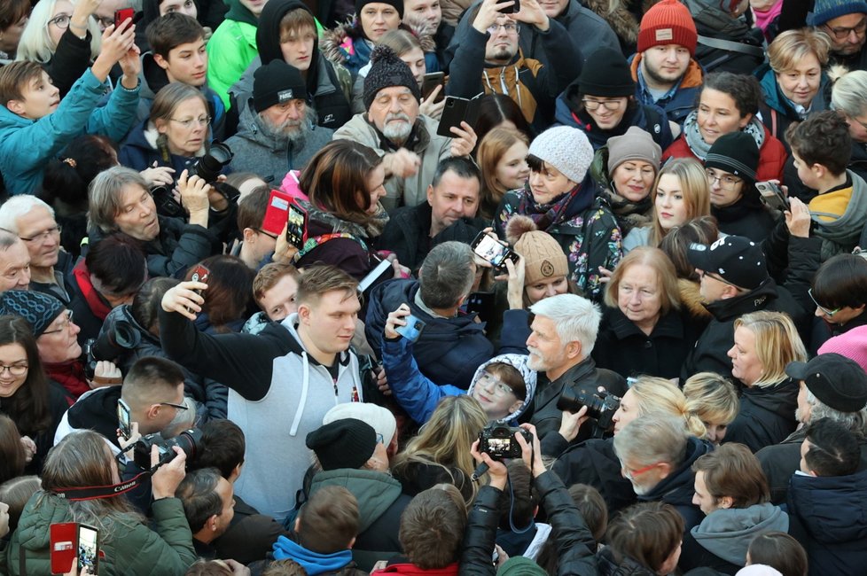 Spousta fanoušků si v Ústí chtělo Petra Pavla vyfotit (17. 1. 2023).