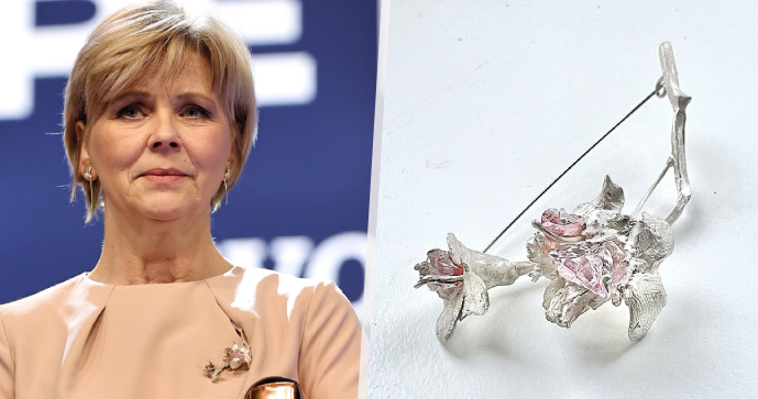 První dáma Eva Pavlová a šperky, které vynesla na vyhlášení výsledků prezidentských voleb.