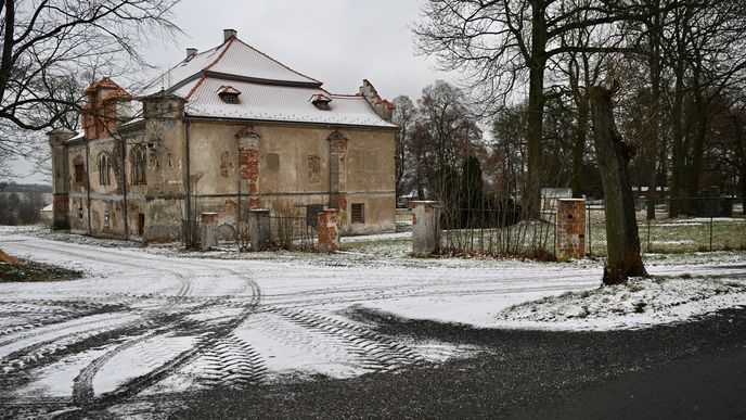 Chátrající budova zámečku se již brzy dočká celkové opravy.