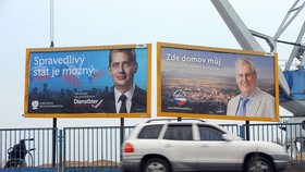 Billboardy někdejších prezidentských kandidátů Dienstbiera a Zemana. Nově si kandidáti budou muset dát ještě větší pozor na výdaje.