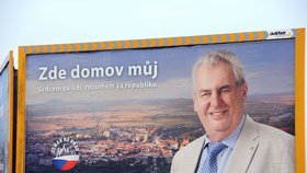 Miloš Zeman se na svém původním billboardu svěřoval, kde je jeho domov. Tuhle variantu však nakonec jeho tým nahradil jinou, údernější