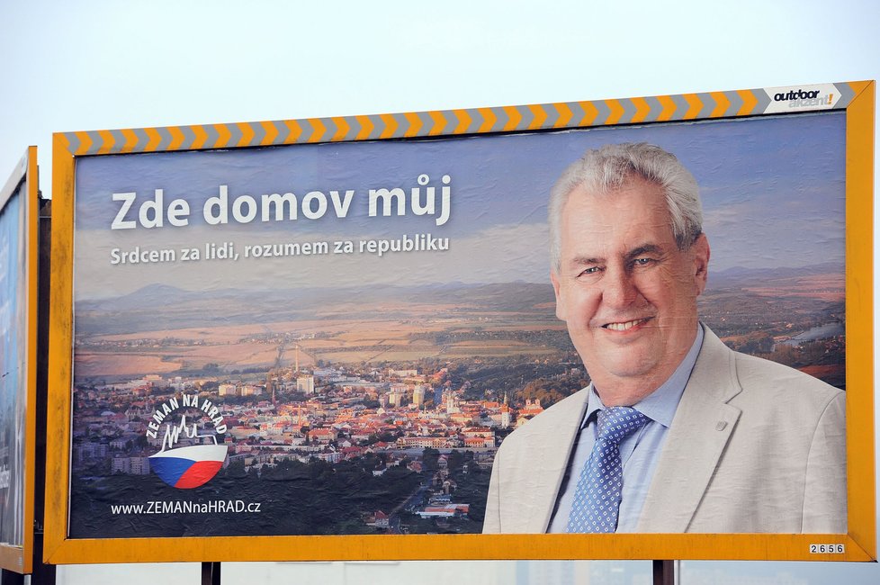 Miloš Zeman se na svém původním billboardu svěřoval, kde je jeho domov. Tuhle variantu však nakonec jeho tým nahradil jinou, údernější.