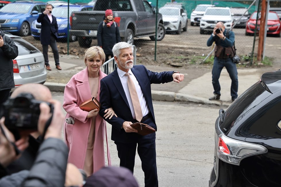 Prezidentské volby 2023: Petr Pavel přijel i s manželkou do volebního štábu (28. 1. 2023)