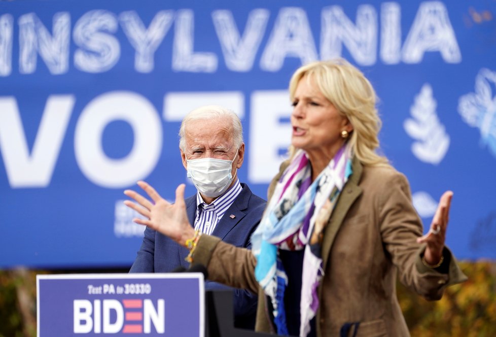 Demokratický kandidát Joe Biden s manželkou Jill