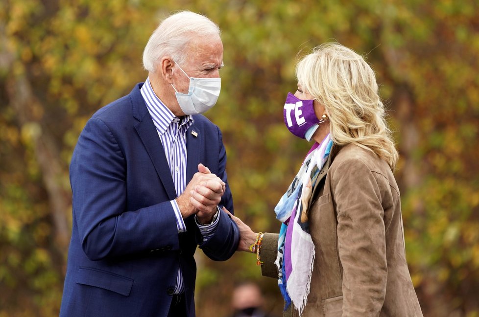 Demokratický kandidát Joe Biden s manželkou Jill