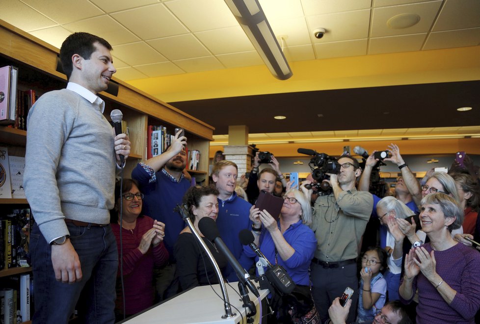 Kandidát na prezidenta USA Pete Buttigieg vzdal boj o Bílý dům