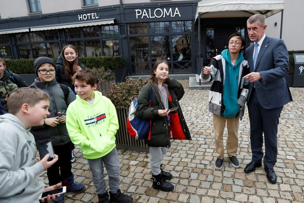 První den prezidentských voleb: Expremiér Andrej Babiš (ANO) se fotí s dětmi před obecním úřadem. (13.1.2023)