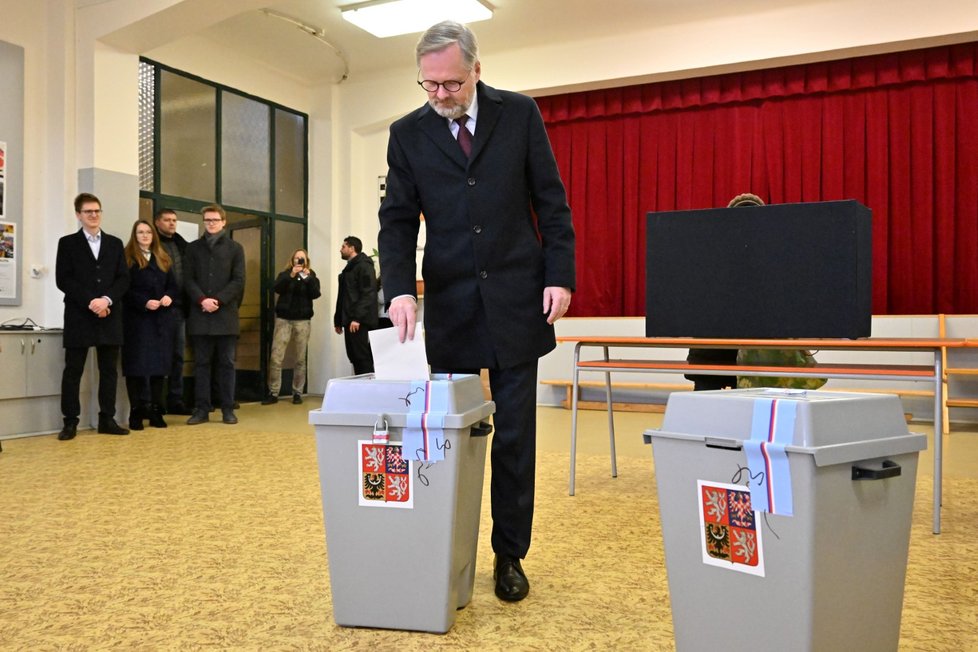 Prezidentské volby 2023: Volební místnosti se otevřely, volil i premiér Petr Fiala (27. 1. 2023).