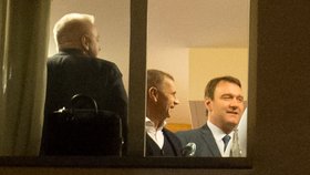 Mezi vyvolenými byl také Okamurův druhý muž Radim Fiala, někdejší člen ODS (vpravo). Zády k oknu stojí Milan Chovanec (ČSSD).