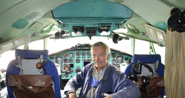 Karel Tarantík sedí v kabině pilotů.