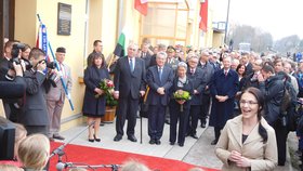 Přivítání rakouského prezidenta ve Stochově. Zemanovi a Fischerovi si poslechli dětský sbor.