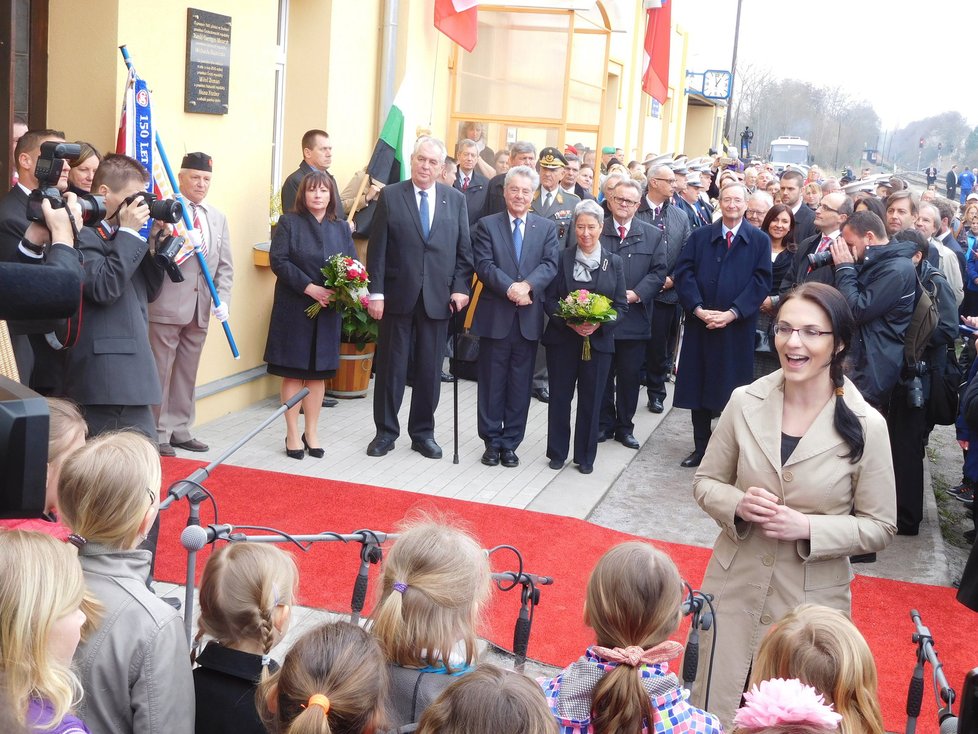 Přivítání rakouského prezidenta ve Stochově. Zemanovi a Fischerovi si poslechli dětský sbor.