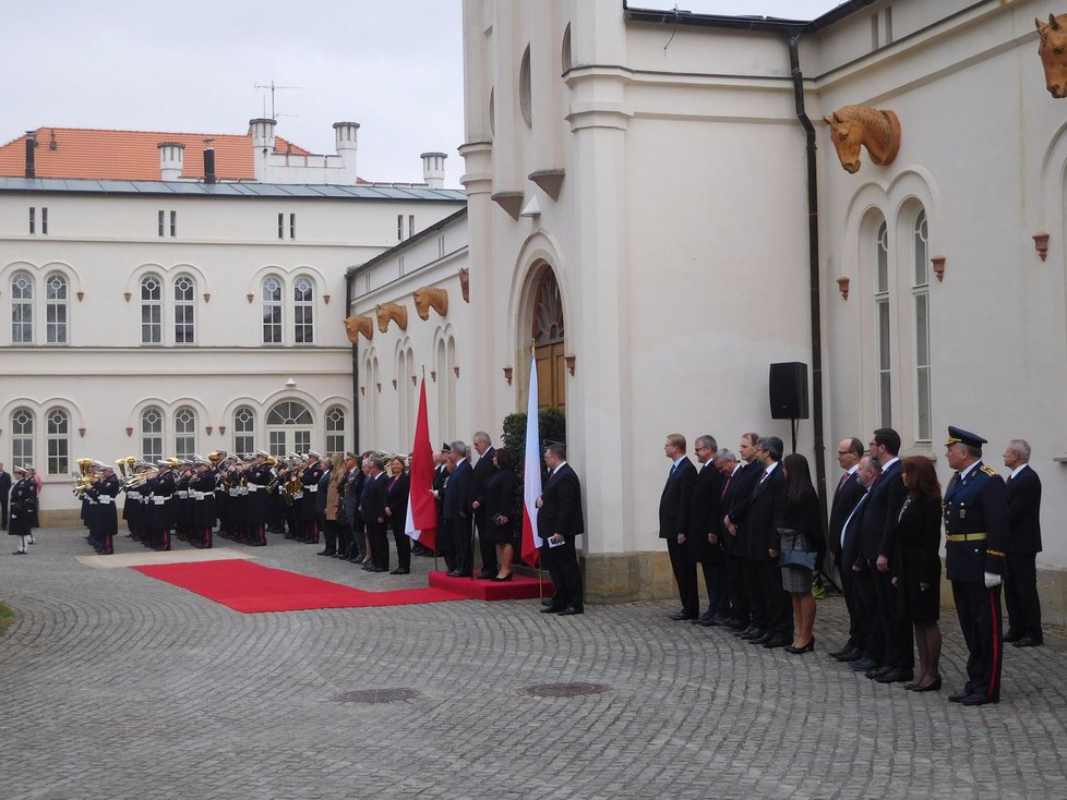 Miloš Zeman přivítal rakouského prezidenta Fischera s manželkou Margit.