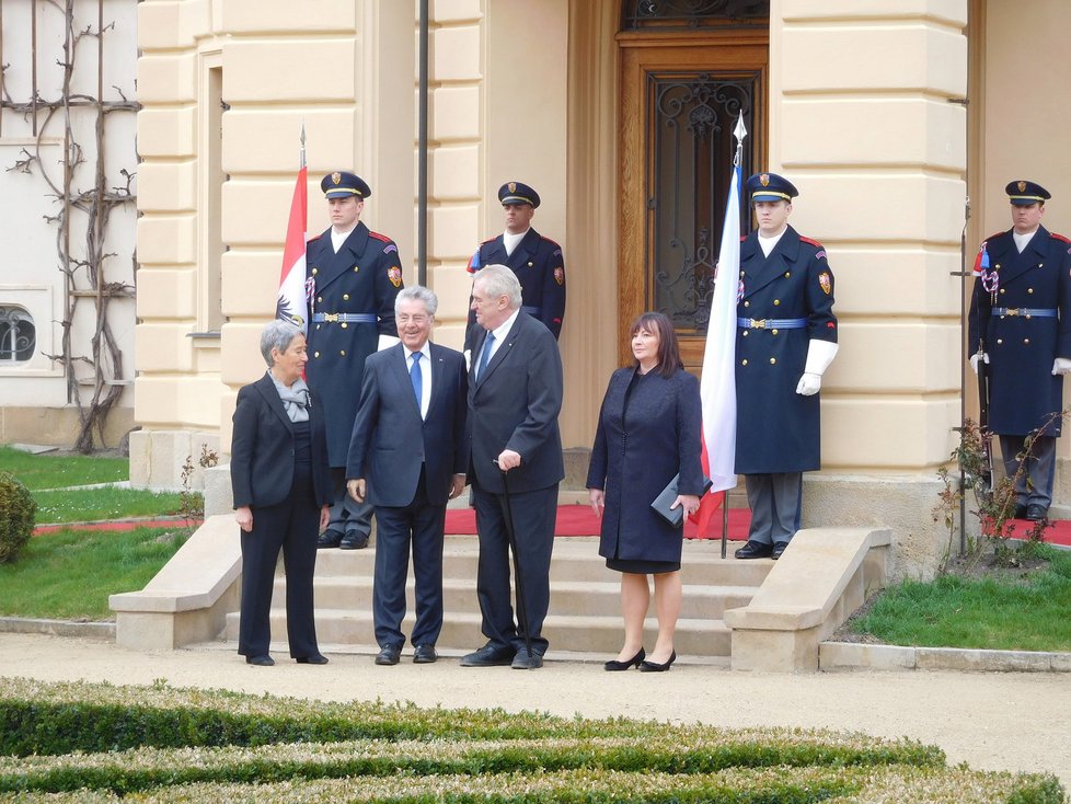 Miloš Zeman přivítal rakouského prezidenta Fischera s manželkou Margit