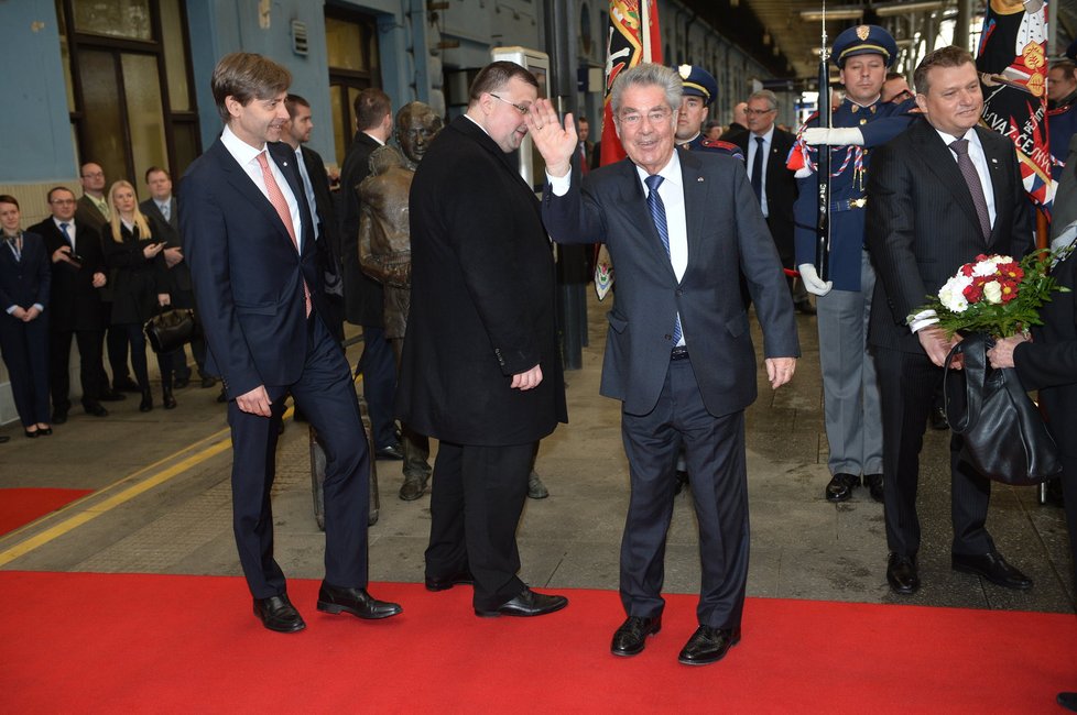 Rakouský prezident Heinz Fischer na červeném koberci na Hlavním nádraží