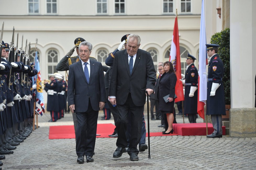 Přivítání rakouského prezidenta v Lánech s vojenskými poctami. Zaznělo i 21 salv