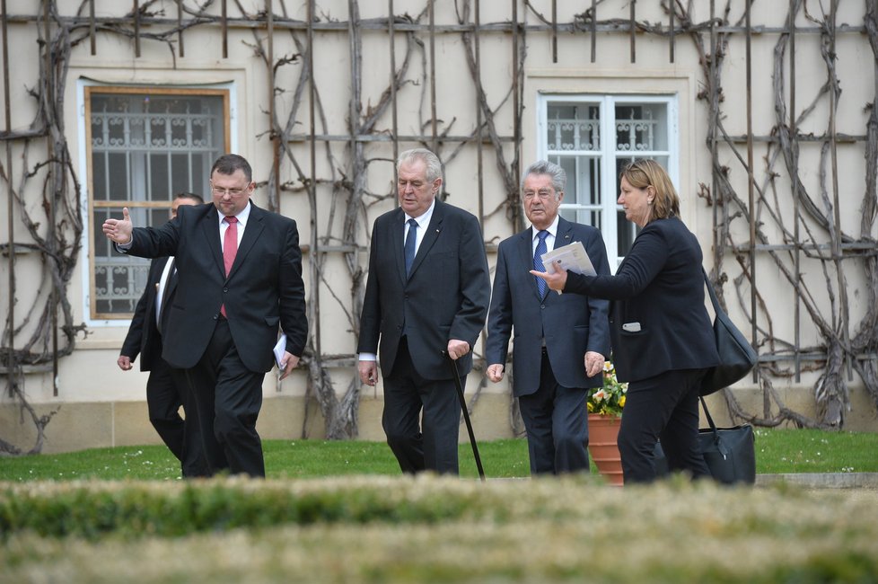 Prezidenti Zeman a Fischer u lánského zámečku