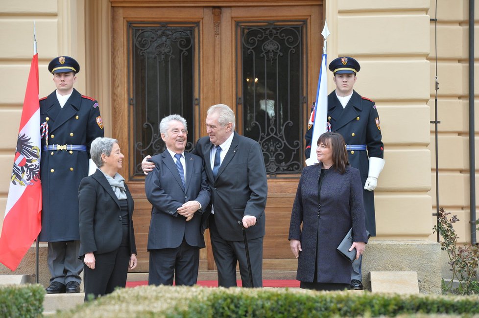 Miloš Zeman vřele objímající Heinze Fischera před lánským zámečkem