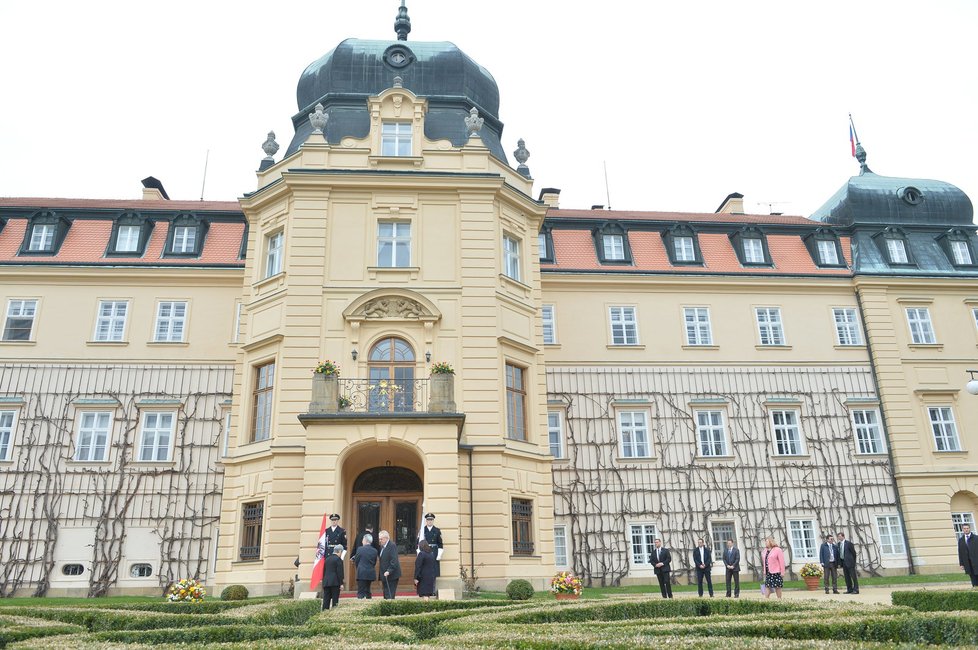 Prezidenti Zeman a Fischer u lánského zámečku