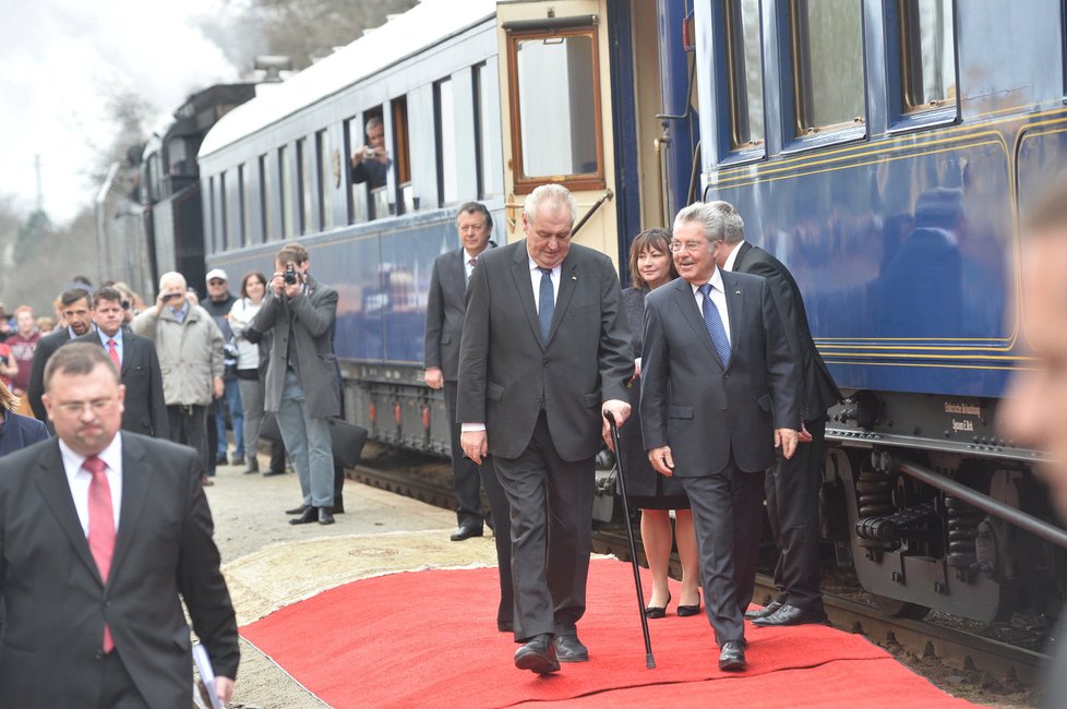 Miloš Zeman a Heinz Fischer po příjezdu Prezidentského vlaku do Stochova