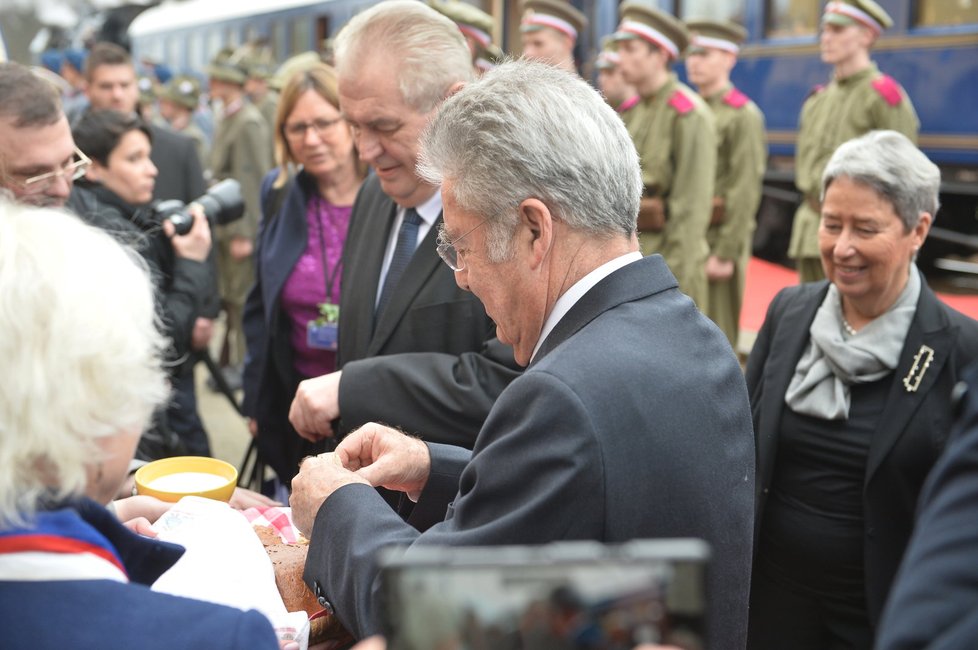 Prezidenty Zemana a Fischera ve Stochově přivítali chlebem a solí