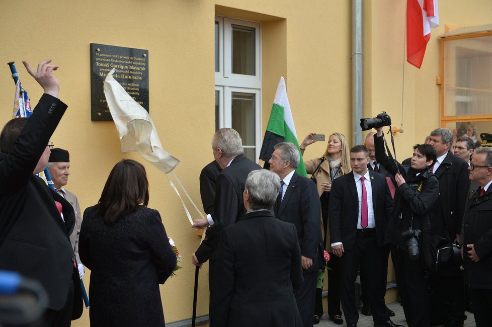 Zeman s rakouským prezidentem Fischerem: Odhalení pamětní desky na nádraží ve Stochově