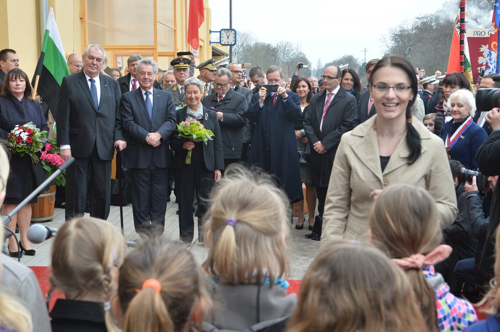 Zemanovi a Fischerovi si na nádraží ve Stochově poslechli dvě písně zpívané dětmi