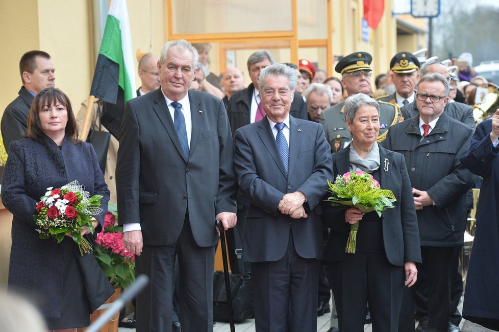 Zemanovi a Fischerovi si na nádraží ve Stochově poslechli dvě písně zpívané dětmi.